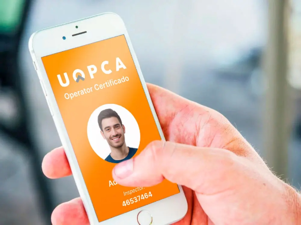 Mano interactuando con un teléfono móvil que muestra la interfaz de la aplicación UOPCA.